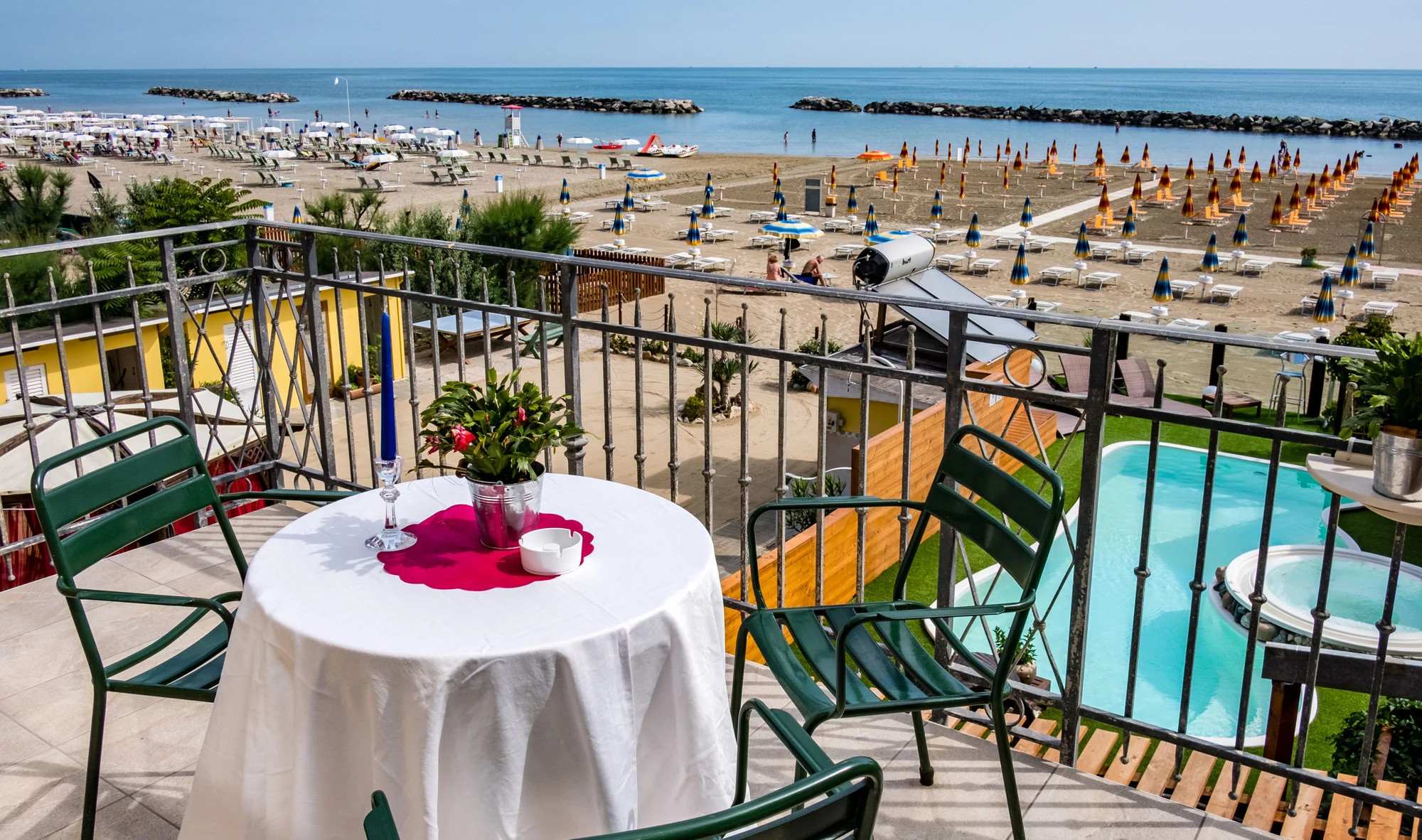 media.Slide-CameraFamily_2Hotel-Estate-Torre-Pedrera